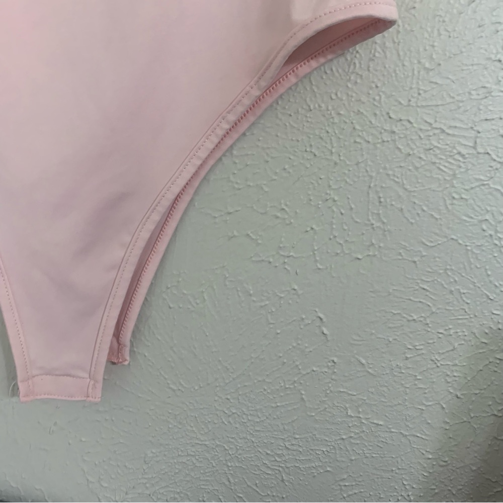 ❇️3/$30❇️ EUC Light Pink Off Shoulder Short Sleeve Stretchy Bodycon Bodysuit Top - Picture 7 of 8